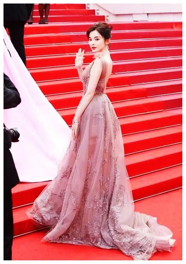 為什麼女明星走紅毯那麼拼？因為連紅毯都內捲了，真是不拼不行啊