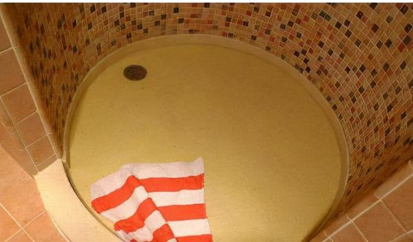 老爸為了省錢用磚砌淋浴房，朋友都吐槽說：像棺材，氣炸了