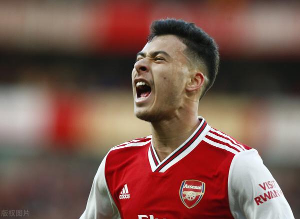 馬丁內利5秒鐘被罰兩黃！活久見的出牌動作，不過是合理合法的