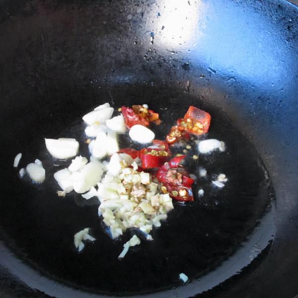 臘腸炒秋葵，簡單快手的家常菜