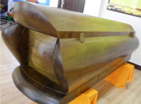 善心保全孤兒寡母，出資安葬朽骨枯骸，行善積餘福，七旬喜得雙子