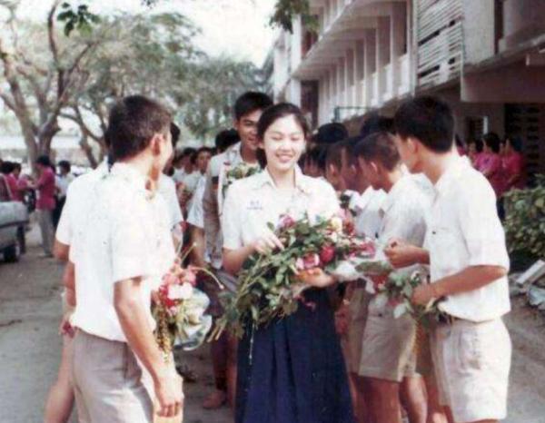 54歲英拉穿粉衣扮嫩,同框比美贏小24歲不丹王后,哥哥始終守護她 54歲英拉穿粉衣扮嫩,同框比美贏小24歲不丹王后,哥哥始終守護她