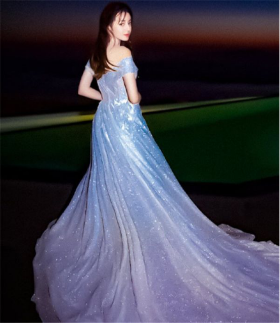 趙麗穎穿星空裙,胖迪穿星空裙,楊紫穿星空裙,但她才是最亮的星 趙麗穎穿星空裙,胖迪穿星空裙,楊紫穿星空裙,但她才是最亮的星