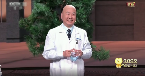 央視春晚笑點多：賈玲衣服能掃福，沈騰撞臉湯姆貓，鄧超放飛自我