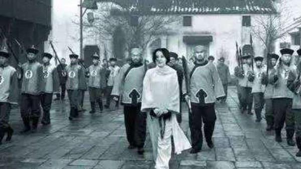 “鑑湖女俠”秋瑾32歲英勇就義，留下2個子女，結局如何？