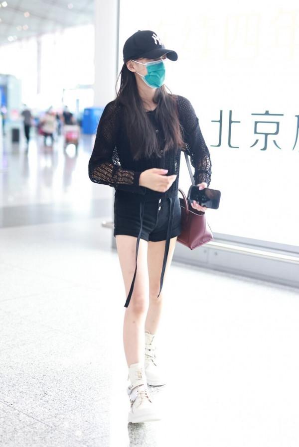 林允穿鏤空袖上衣搭配黑色短褲，腳踩白色運動鞋又酷又美