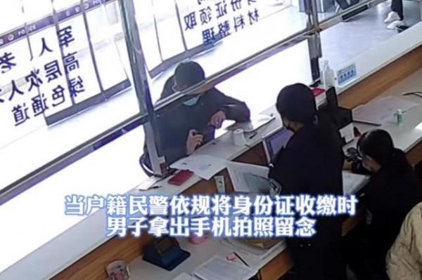 讓人淚目!男子為亡妻銷戶,哭著懇求留下妻子身份證作為紀念 讓人淚目!男子為亡妻銷戶,哭著懇求留下妻子身份證作為紀念