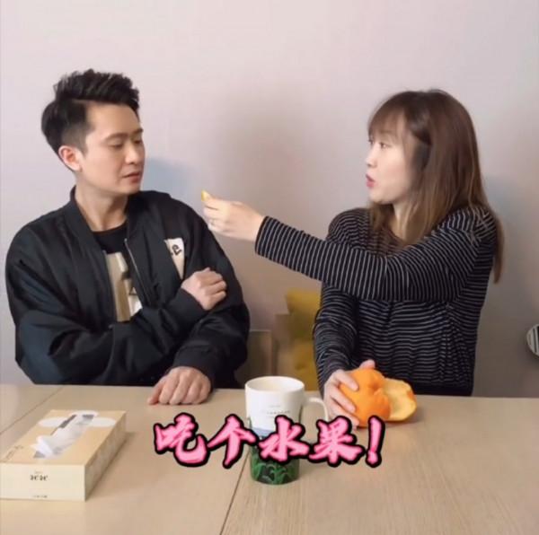 央視主持人楊帆化身老婆奴，妻子穿著寬鬆顯孕味，被疑懷上二胎？