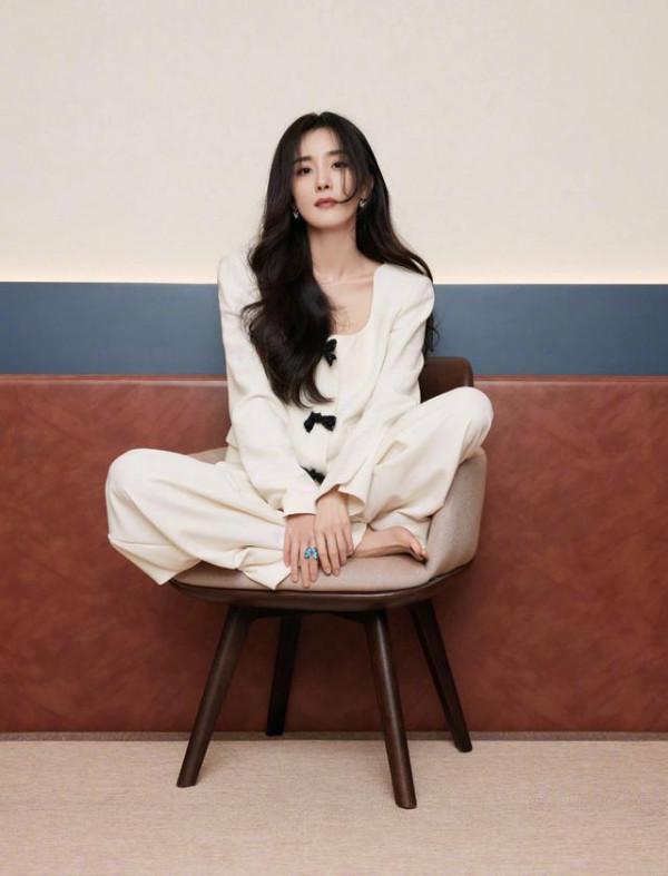 論減齡我就服楊冪，一身白色穿搭化身“軟妹子”，35了還像小姑娘