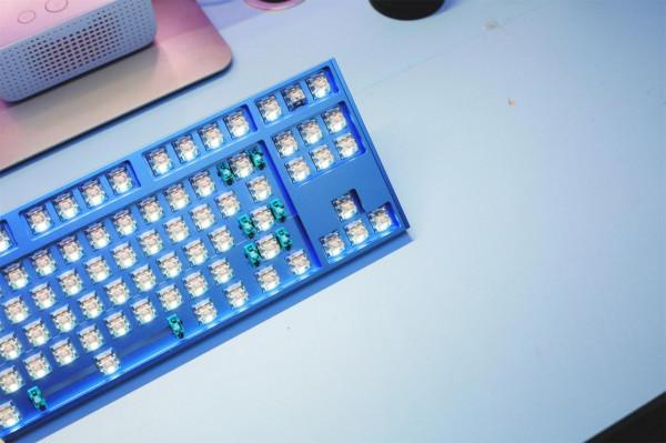 全金屬外殼,半隻腳踏進客製化 睿匠工坊 R87鍵盤 全金屬外殼,半隻腳踏進客製化 睿匠工坊 R87鍵盤