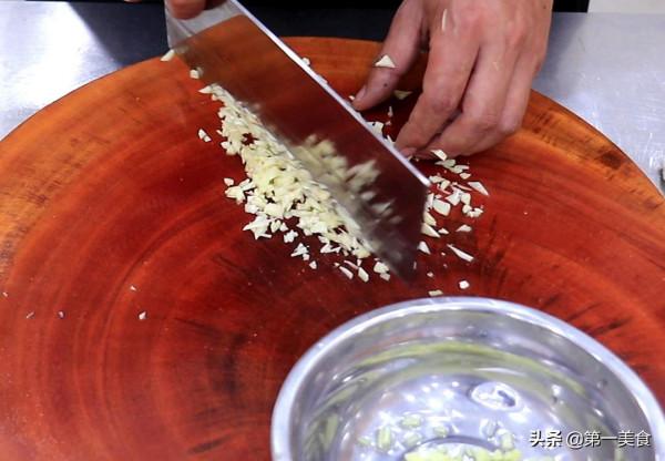 蒸魚千萬別隻放鹽和料酒,廚師長教你正確做法,鮮嫩多汁又香辣 蒸魚千萬別隻放鹽和料酒,廚師長教你正確做法,鮮嫩多汁又香辣