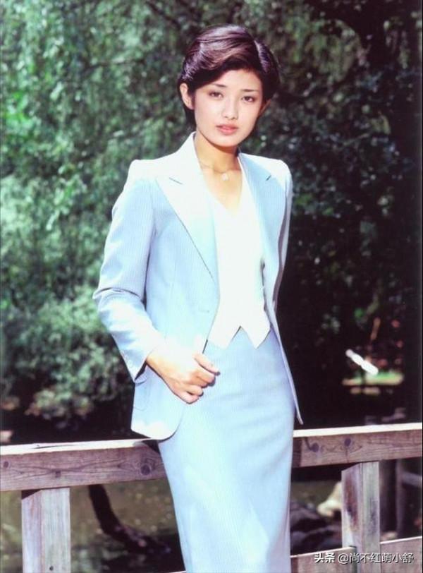 山口百惠的&OpenCurlyDoubleQuote;秀雅&rdquo;藏不住，穿素衣驚豔時光，晚年依舊端莊優雅