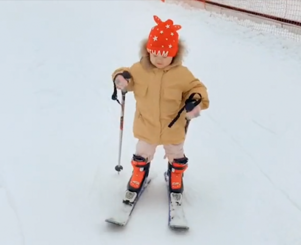 雪場最小王者乖乖，三歲挑戰1800米高階賽道，連明星都是她的粉絲