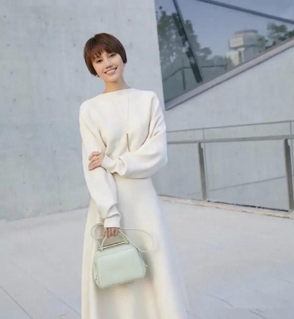 臉上有這3個特徵更適合留劉海，看袁泉就知道，紮起頭髮有些顯老