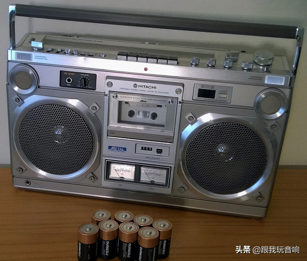 介紹一種日立 雙UV表4波段收音機 行動式錄音機 TRK-8180和TRK-8181