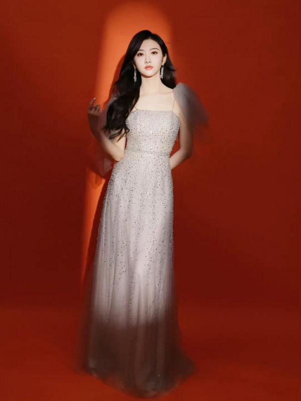 景甜身穿灰色鏤空連衣裙，勾勒完美好身材，長髮披肩盡顯溫柔魅力