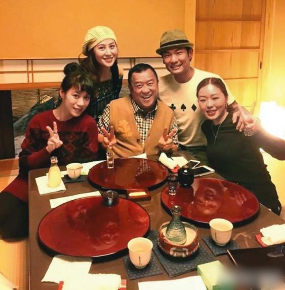 69歲曾志偉與好友遺孀逛街購物，兩人出雙入對七年，關係成謎