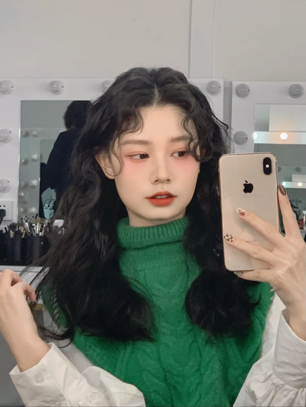 別再亂披頭髮了！這3款新年髮型才夠美夠撩人