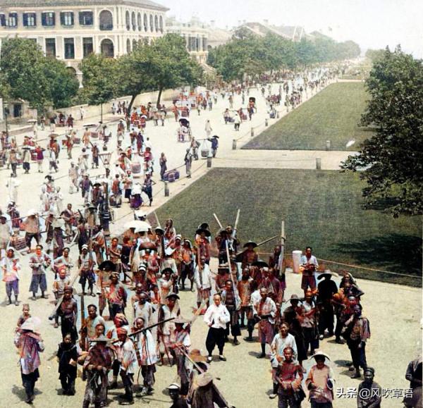 清末時期的武漢漢口，巨人高達兩米二八，街頭挑茶工絡繹不絕