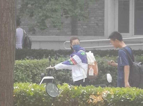 丁寧騎電車現身北大校園,被男生要聯絡方式,李隼的囑託有望實現 丁寧騎電車現身北大校園,被男生要聯絡方式,李隼的囑託有望實現