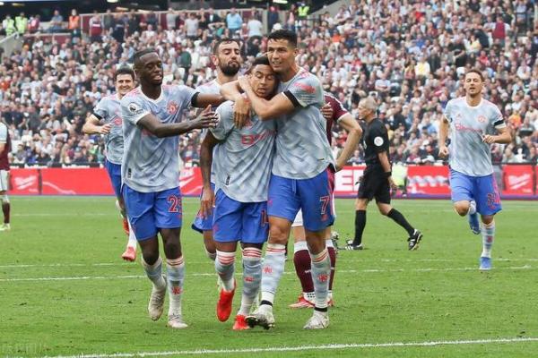 天差地別，C羅連場進球稱霸英超，梅西被主帥換下拒絕握手