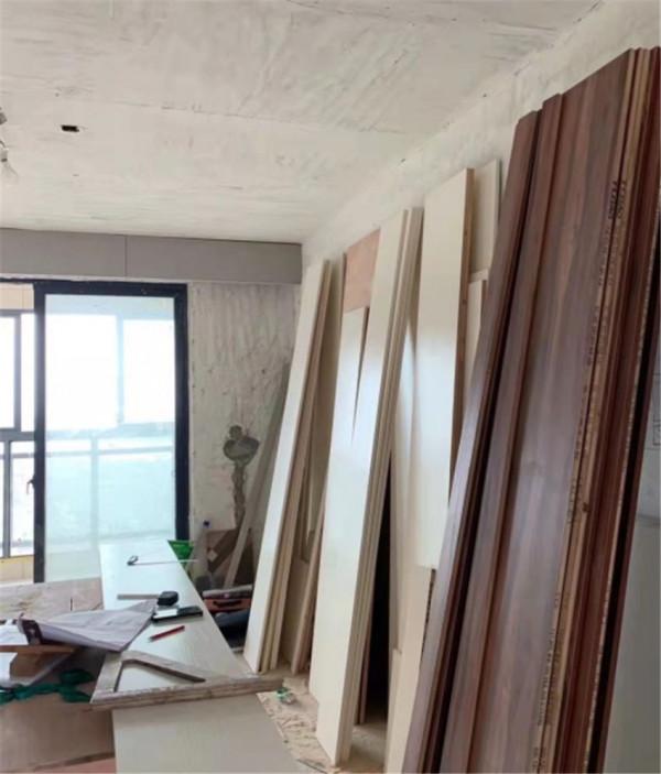 為什麼衣櫃門板會變形?聽懂行人一講,發現不光是材質問題 為什麼衣櫃門板會變形?聽懂行人一講,發現不光是材質問題