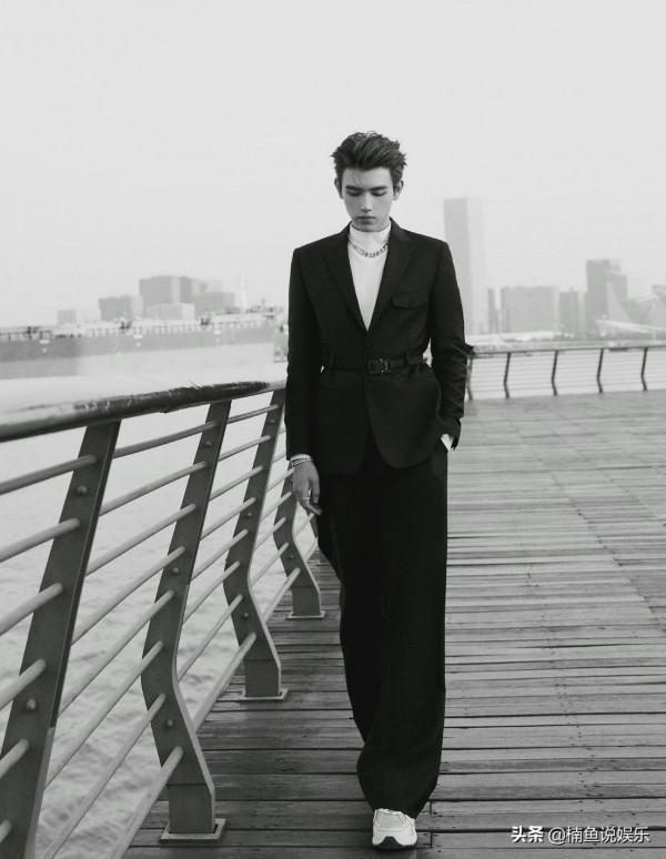 21歲的陳飛宇西裝造型好帥氣，梳大背頭宛如貴公子，側顏好迷人