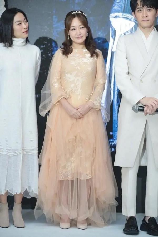 薛佳凝跟男性好友聚會被拍，臉頰鬆弛皺紋多，但真實自然沒打針