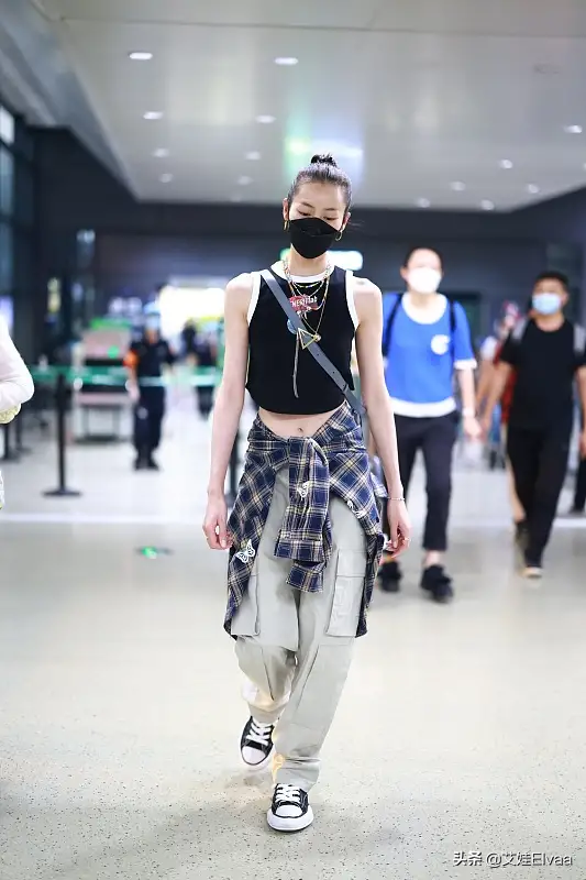 劉雯終於高調,穿“兒童背心”機場秀身材,打扮清涼超模腰搶鏡 劉雯終於高調,穿“兒童背心”機場秀身材,打扮清涼超模腰搶鏡
