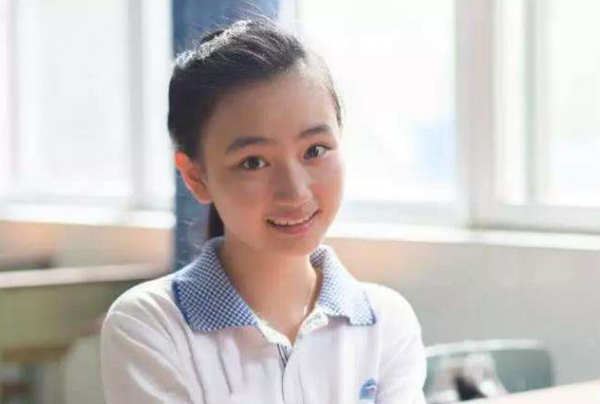 6歲出道成功走紅的童星，後成功考上清華，名副其實的校花