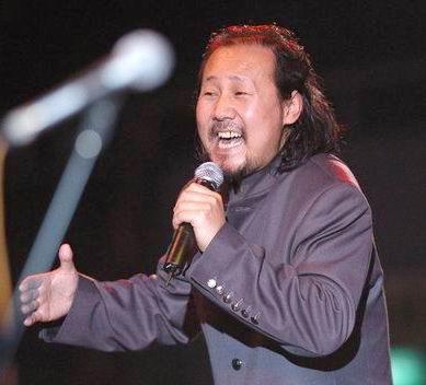 喝酒喝到家財散盡，妻子暴走，老來喪女的騰格爾如今“悔”了嗎？