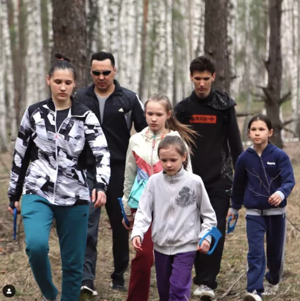 一拳能打斷樹甚至打凹鐵門，這個13歲女孩太可怕