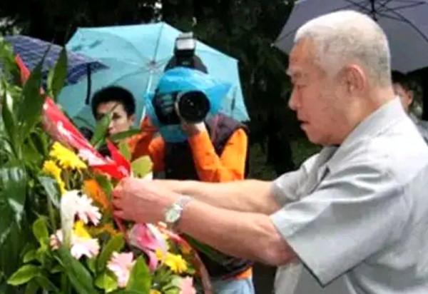 成都軍區的第一任空軍司令員，62歲授中將，65歲被免職後退役