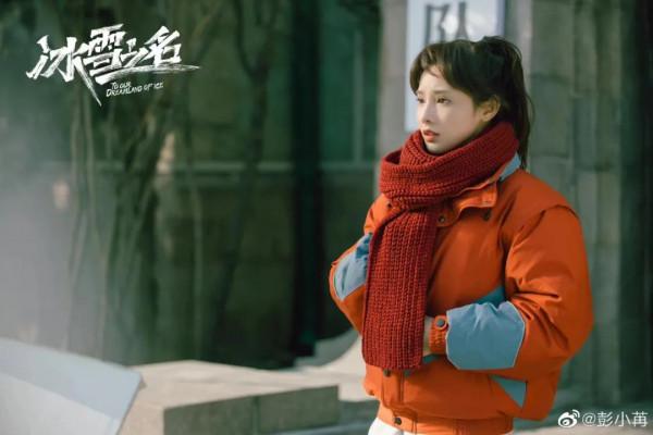 彭小苒：不愧當過主持人，上去不是先看鏡頭，而是瀏覽、熟悉稿子