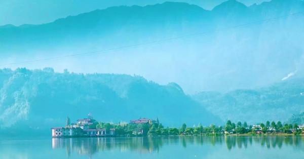 四川一景區被廢棄後，雜草叢生彷彿失落古城，意外爆紅網路