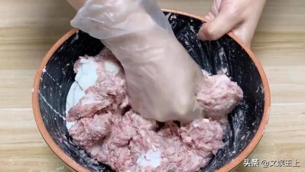 炸肉丸子的家常做法，外酥裡嫩，香而不膩