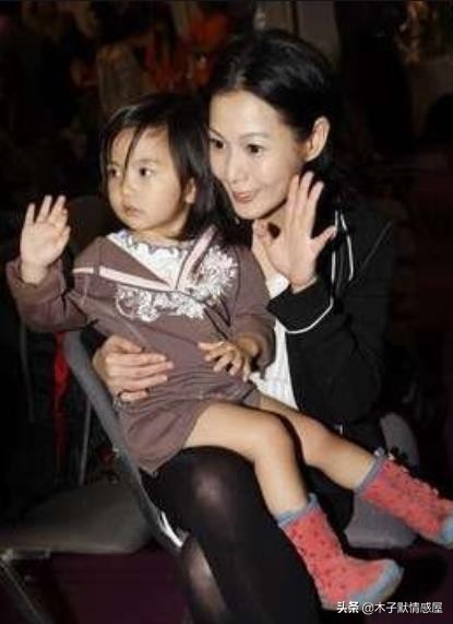 37歲結婚，39歲生下兒子，40歲生下女兒的安以軒，滿屏都是幸福