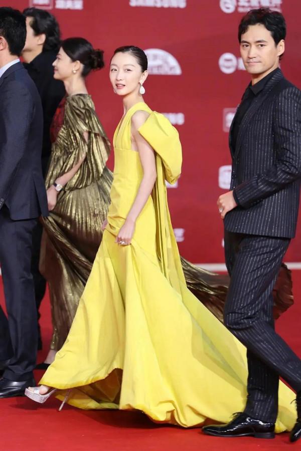 北京電影節紅毯:鞏俐一女拖四男,梅婷胸前掛月餅,周冬雨顯老氣 北京電影節紅毯:鞏俐一女拖四男,梅婷胸前掛月餅,周冬雨顯老氣