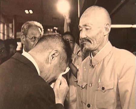 1945年，八路軍和國民黨官兵在日本暴動，上山打游擊驚動鈴木首相