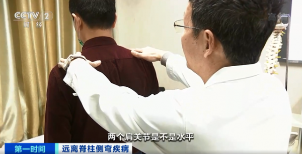 伏案時間過久，頸椎不舒服？預防脊柱側彎，不妨用毛巾做2個動作