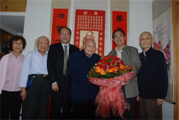 2013年101歲的毛遠耀去世，他是毛主席侄子，毛家唯一的百歲老人