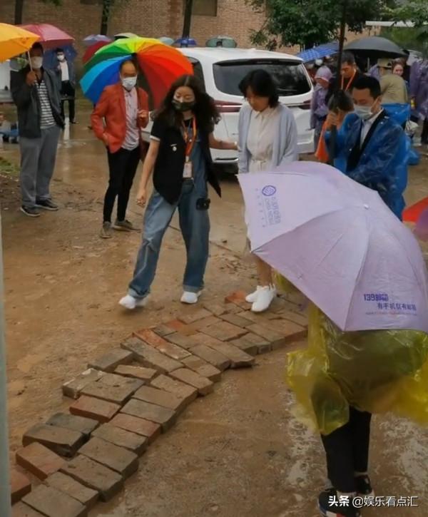 閆妮回老家，村民臨時為她鋪磚路，助理撐一把“巨傘”給她遮雨