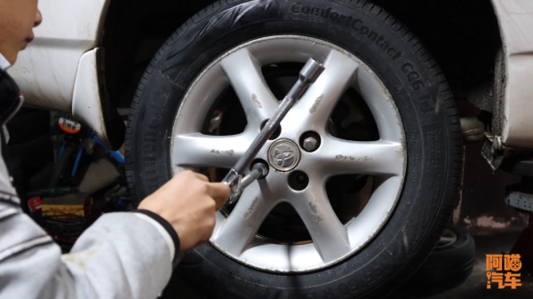 去路邊修理店修車，哪些配件全是雜牌子，看喵哥盤點別再被坑了