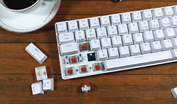 這鍵盤玩上就不想鬆手，平民好價，軸體熱插拔，還有RGB