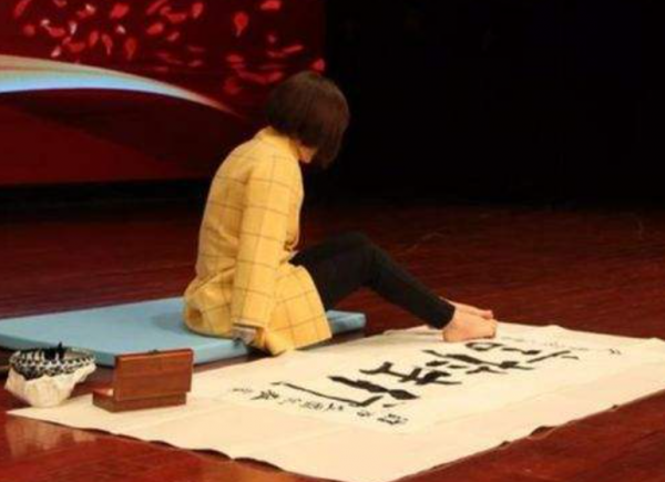 無臂女孩李智華:用腳寫書法獲全國大獎,專家:不夠格,是鬼畫符 無臂女孩李智華:用腳寫書法獲全國大獎,專家:不夠格,是鬼畫符