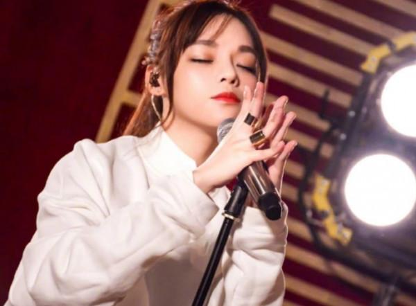 6年前黃霄雲被淘汰,如今憑一首歌“翻身”,節目請她回去當導師 6年前黃霄雲被淘汰,如今憑一首歌“翻身”,節目請她回去當導師