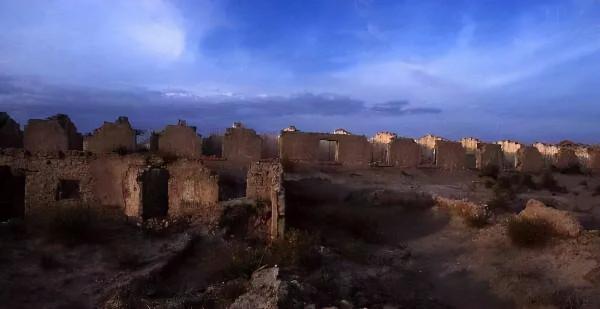 1964年10月13日,我國第一顆原子彈爆炸前三天,戈壁中出現了國軍 1964年10月13日,我國第一顆原子彈爆炸前三天,戈壁中出現了國軍