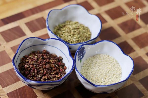 自制“萬用椒鹽”，做菜時捏進去一點，炒菜一下變得好吃起來