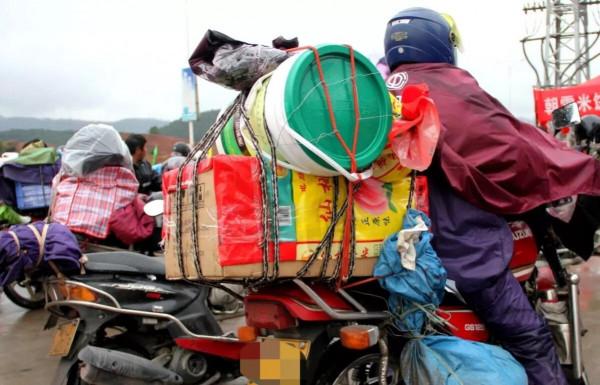 年關將近，“鐵騎大軍”又踏回鄉路，農民工為啥不選擇其他方式？