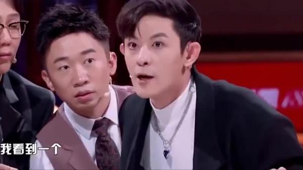 受傷後還在繼續表演!從敖犬的敬業背後,審視中年藝人的不易 受傷後還在繼續表演!從敖犬的敬業背後,審視中年藝人的不易